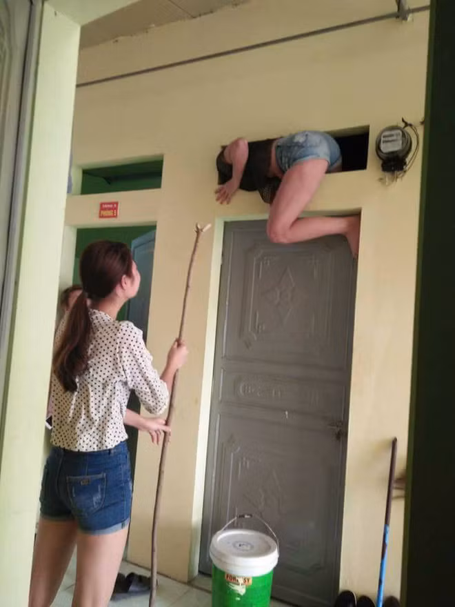 Mới đây, những bức ảnh lưu lại khoảnh khắc, trèo qua khe cửa thông gió tại một nhà trọ của các chị em được dân mạng liên tục chia sẻ, kèm theo đó là dòng trạng thái: "Chỉ vì nhỡ quên chìa khóa trong phòng mà phải khổ cái thân béo mầm".