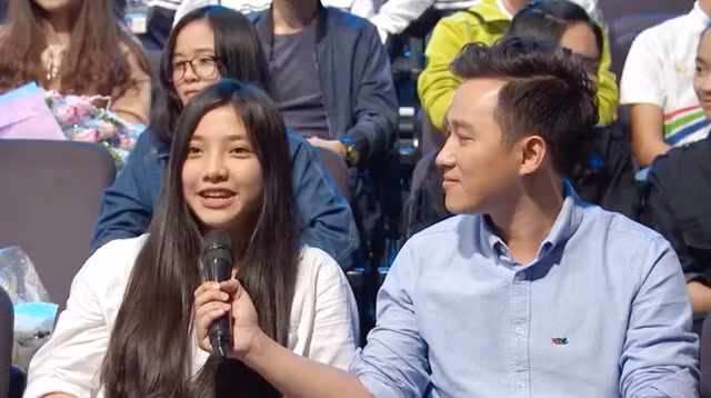 "Chúng em biết nhau đầu tiên qua một nhóm học tập có tên là CPP (Chinh Phục Program). Sau đó, hai chị em cùng các bạn khác trong nhóm đã gặp nhau vài lần qua những cuộc thi được tổ chức ở Hà Nội"- Cô nàng chia sẻ.