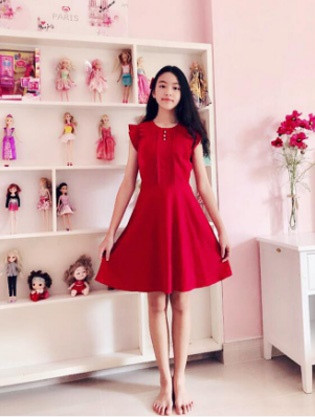 Theo chia sẻ của anh Quyền Linh, Thảo Linh ở nhà tỏ ra khá chững chạc, đặc biệt là với cô em Hạt Dẻ (Dạ Thảo).