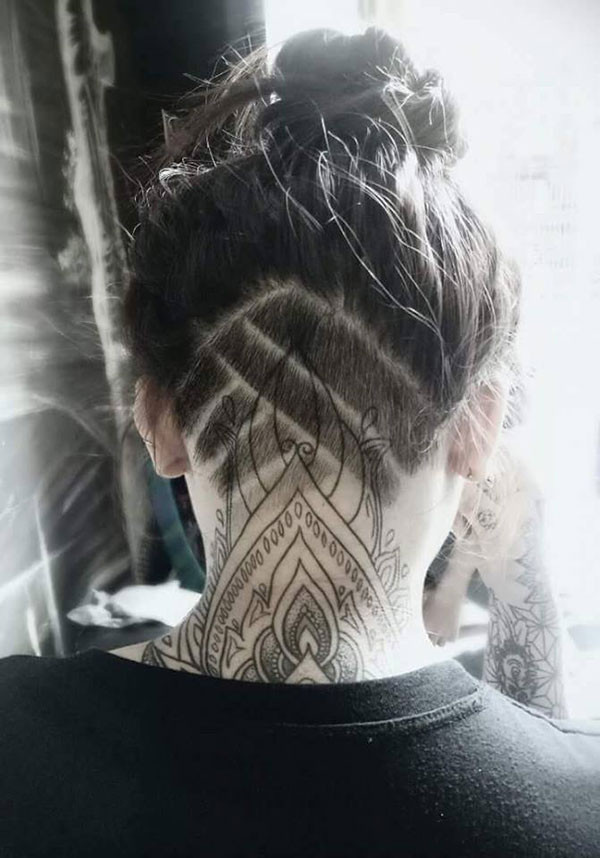 Chia sẻ về hình xăm đầu đời của mình, Phụng bày tỏ: "Hình xăm đầu tiên của mình là để che đi vết sẹo dài được rạch bằng lưỡi lam thời còn đi học. Năm đó, mình sống nông nổi, thích thể hiện nên khắc tên người yêu lên tay. Sau này chia tay thì muốn che đi phần ký ức ấy nên chọn cách dùng hình xăm đè lên".