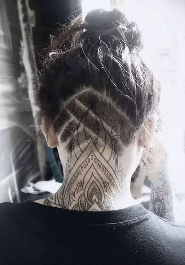 Chia sẻ về hình xăm đầu đời của mình, Phụng bày tỏ: "Hình xăm đầu tiên của mình là để che đi vết sẹo dài được rạch bằng lưỡi lam thời còn đi học. Năm đó, mình sống nông nổi, thích thể hiện nên khắc tên người yêu lên tay. Sau này chia tay thì muốn che đi phần ký ức ấy nên chọn cách dùng hình xăm đè lên".