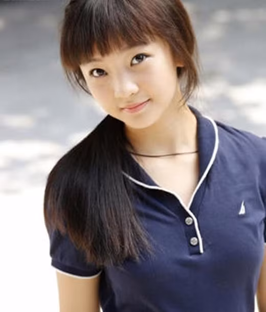 Lâm Diệu Khả sinh năm 1999, cô được nhiều người chú ý đến khi vào vai Đậu Y Phòng trong phim điện ảnh nổi tiếng "Mỹ nhân tâm kế" cùng với Lâm Tâm Như. Với gương mặt tròn xinh xắn, nụ cười dễ thương, đôi mắt sáng to tròn, cô bé nhanh chóng nhận được sự yêu mến của đông đảo khán giả. Ảnh: Sina.