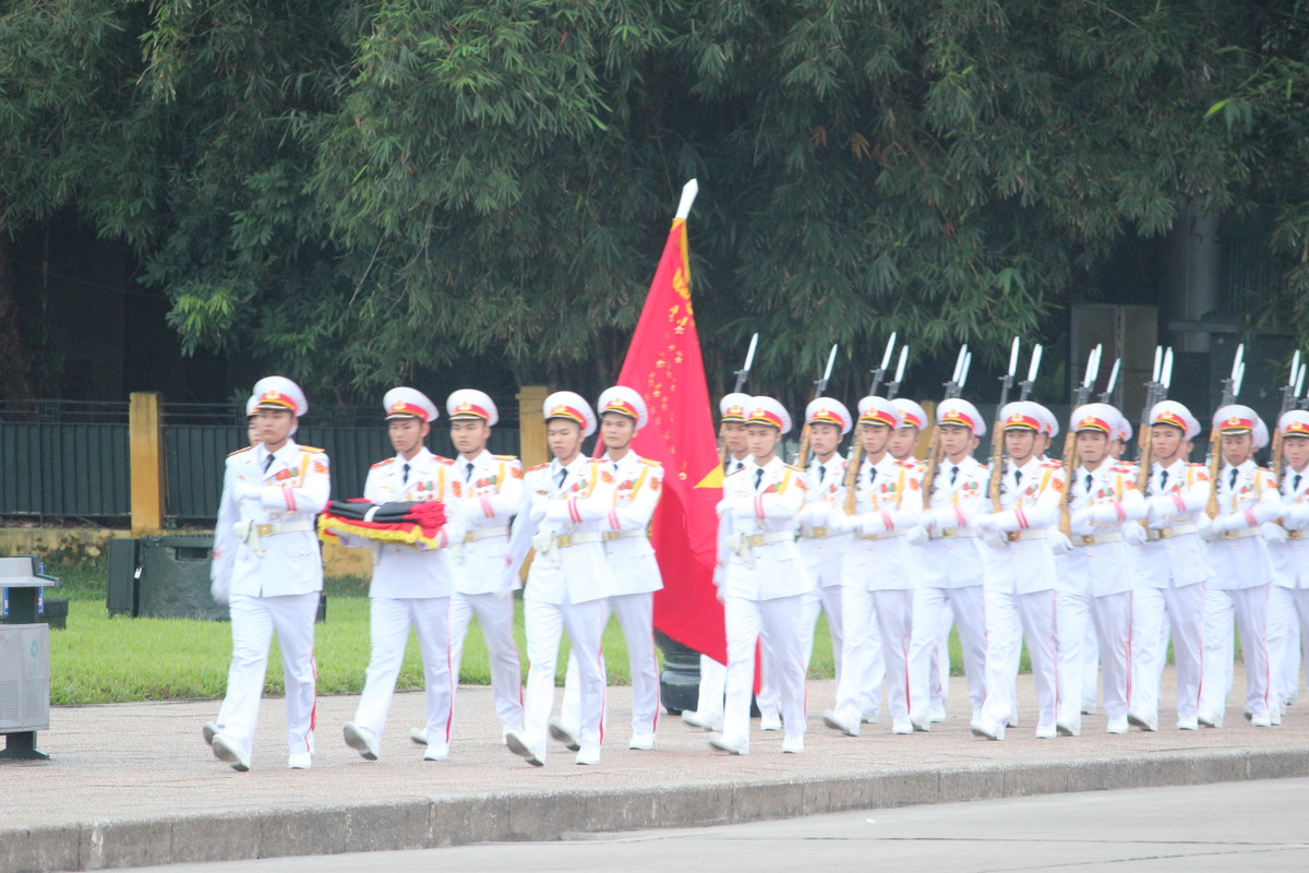 Đúng 6h sáng nay 26/9, tại Quảng trường Ba Đình (Hà Nội) đã diễn ra nghi lễ thượng cờ rủ để bắt đầu 2 ngày Quốc tang Chủ tịch nước Trần Đại Quang (ngày 26 và 27/9/2018).