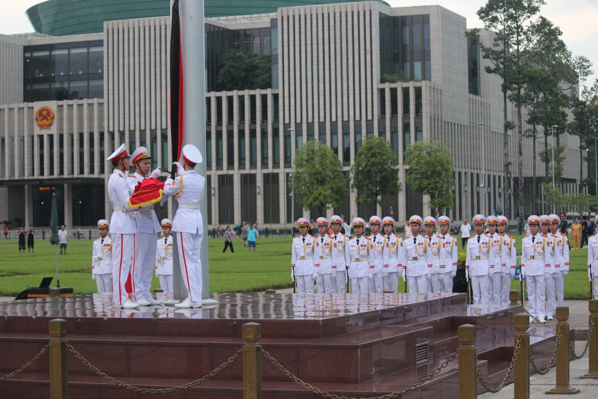 Cờ rủ được buộc dải băng đen, chiều rộng bằng 1/10 lá cờ, chiều dài bằng một nửa lá và chỉ treo đến 2/3 chiều cao của cột cờ, không cho cờ bay.