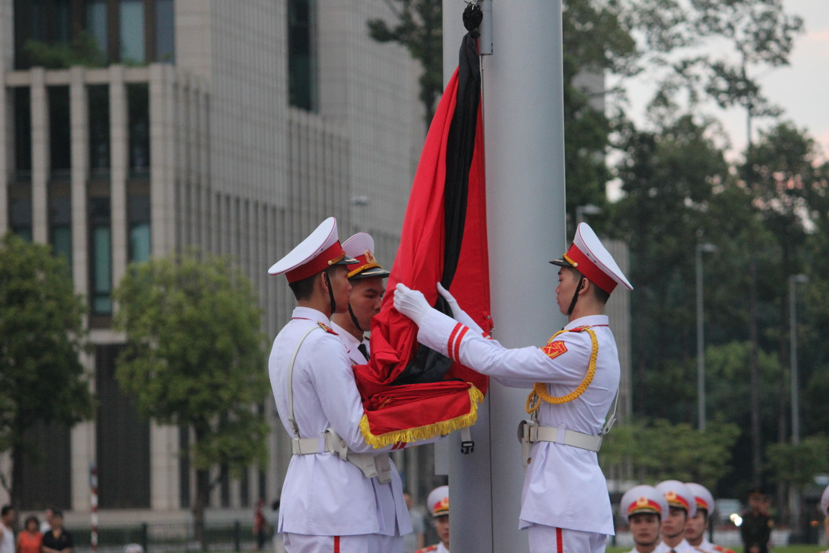 Buổi lễ diễn ra nghiêm trang, xúc động với sự có mặt của rất đông người dân tham gia trước quảng trường Ba Đình.