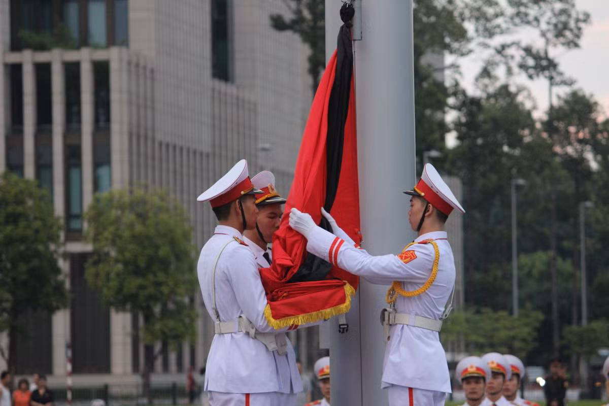 Buổi lễ diễn ra nghiêm trang, xúc động với sự có mặt của rất đông người dân tham gia trước quảng trường Ba Đình.