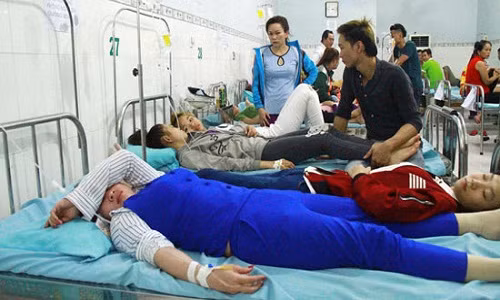 Hang tram cong nhan ngo doc thuc pham phai nhap vien