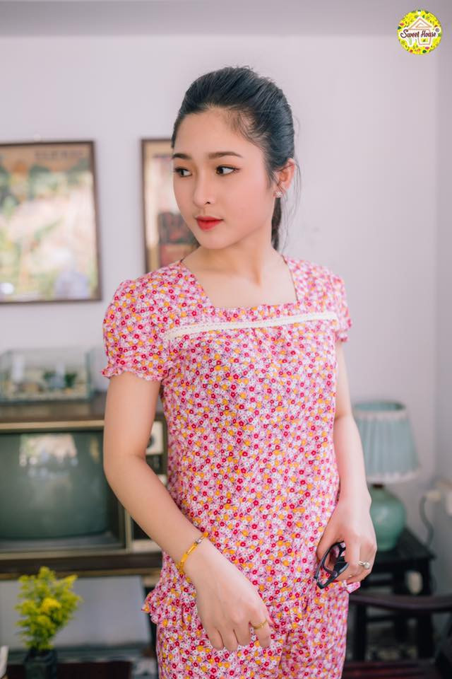 Cùng ngắm nhìn một số khoảnh khắc đời thường được lấy trên trang cá nhân của Kim Khánh - hot girl bán bánh mướt xứ Nghệ nổi tiếng rần rần trên mạng xã hội thời gian qua.