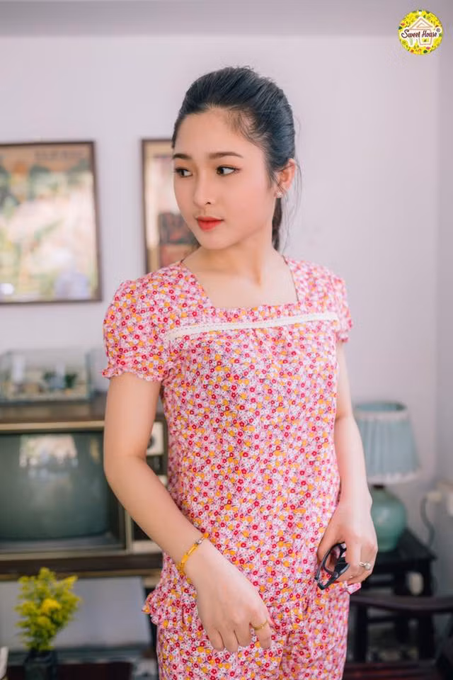 Cùng ngắm nhìn một số khoảnh khắc đời thường được lấy trên trang cá nhân của Kim Khánh - hot girl bán bánh mướt xứ Nghệ nổi tiếng rần rần trên mạng xã hội thời gian qua.