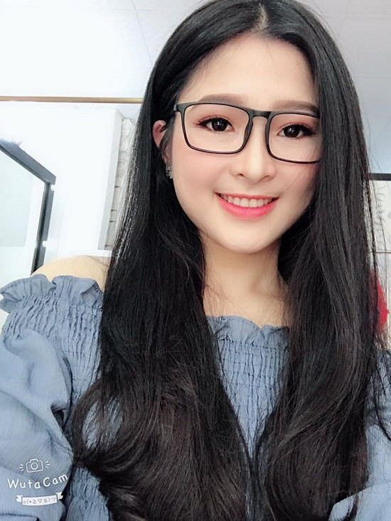 Ngắm nhìn nhan sắc của Kim Khánh, không ít dân mạng đã phải hết lời khen ngợi vẻ ngoài xinh xắn đáng yêu và sự khéo léo thành thục các công đoạn làm bánh mướt, một món ăn dân dã của người Nghệ An.