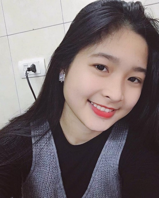 Chia sẻ trên cổng thông tin điện tử Sông Lam Plus Kim Khánh nói: "Quán bánh mướt ở dưới chân cầu vượt, quán này mẹ em đã bán suốt 30 năm, từ thời chưa lấy bố. Mỗi sáng sớm, em đều ra phụ mẹ bán tới 9h sáng, sau đó mới đi làm công việc của mình ở TP Vinh. Bản thân em thực sự rất bất ngờ, khi thấy hình ảnh của mình xuất hiện trên trang page Nghệ An và được mọi người dành những lời khen động viên".