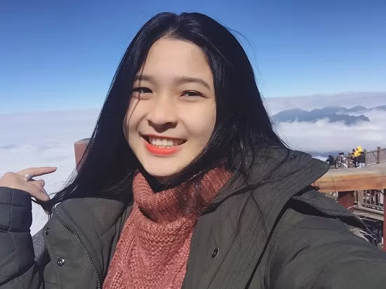 Ngoài giờ đi học và giúp phụ việc gia đình, Kim Khánh còn là người mẫu cho một số cửa hàng thời trang tại TP Vinh.