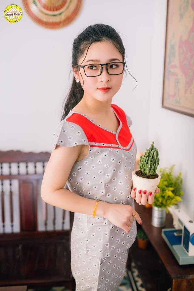 Tìm hiểu sâu hơn về cuộc sống của gia đình Kim Khánh, cô nàng này có 5 anh chị em và việc làm bánh mướt là công việc hàng ngày của cô, chứ không phải là diễn xuất hay cố ý câu like để bán hàng online như một số người đồn đoán.