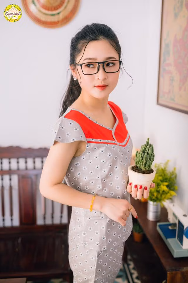 Tìm hiểu sâu hơn về cuộc sống của gia đình Kim Khánh, cô nàng này có 5 anh chị em và việc làm bánh mướt là công việc hàng ngày của cô, chứ không phải là diễn xuất hay cố ý câu like để bán hàng online như một số người đồn đoán.