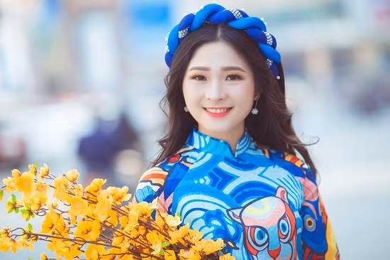 Cô gái xứ Nghệ xinh đẹp trên được nhiều người chú ý tới thông qua clip quay lén. Trong đoạn clip, ghi lại cảnh một cô nàng xinh đẹp từ khuôn mặt cho đến hình thể, ngồi cạnh nồi tráng bánh mướt, đôi tay nhịp nhàng cuộn từng lớp bánh vô cùng chuyên nghiệp