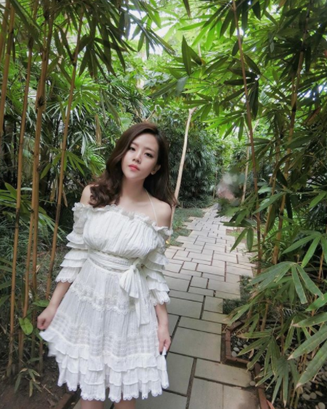 Dù trông Thoại Liên ăn mặc có vẻ rất giản dị nhưng khi soi vào những item mà cô nàng khoác lên người, bạn sẽ thấy vô số những món hàng hiệu đắt đỏ đến từ các thương hiệu nổi tiếng như Dior, Chanel, Gucci