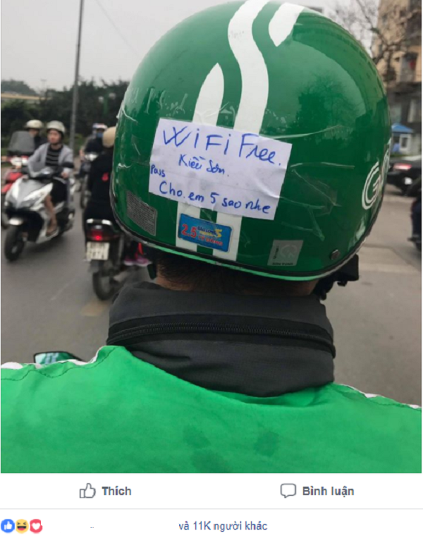 Dòng chữ được viết và dán sau mũ bảo hiểm của người lái xe chu đáo và đặc biệt