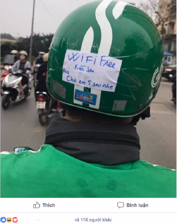 Dòng chữ được viết và dán sau mũ bảo hiểm của người lái xe chu đáo và đặc biệt