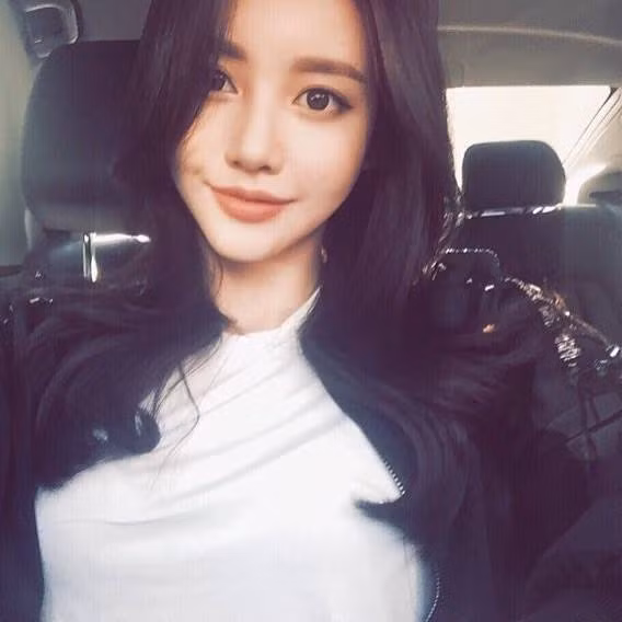 Sở hữu gương mặt trái xoan ưa nhìn với những đường nét cực đẹp, đặc biệt là đôi mắt to tròn, dễ thương, hot girl Hàn Quốc này gây ấn tượng với nhiều người ngay lần đầu tiếp xúc.