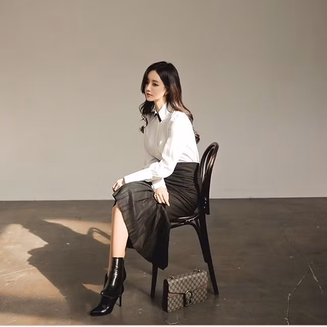 Ngắm nhìn những bức ảnh của Son Joon Yoo, người xem thấy cô gái này toát lên vẻ đẹp dễ thương tuy nhiên vẫn có chút gì đó khá kiêu sa và quyến rũ.