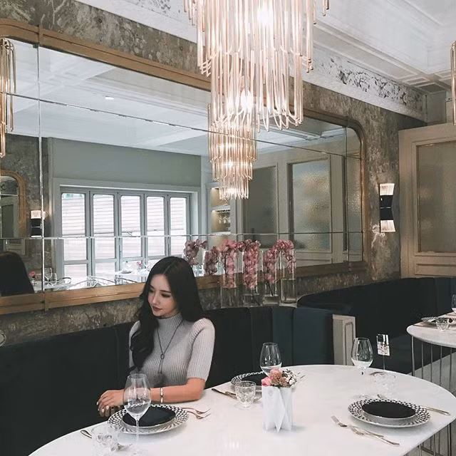 Trên trang cá nhân của mình, Son Joon Yoo cũng thường xuyên chia sẻ những bức ảnh xuất hiện ở những nơi sang trọng và nhiều người đồn đoán rằng gia thế của cô nàng này cũng không phải thuộc dạng vừa.