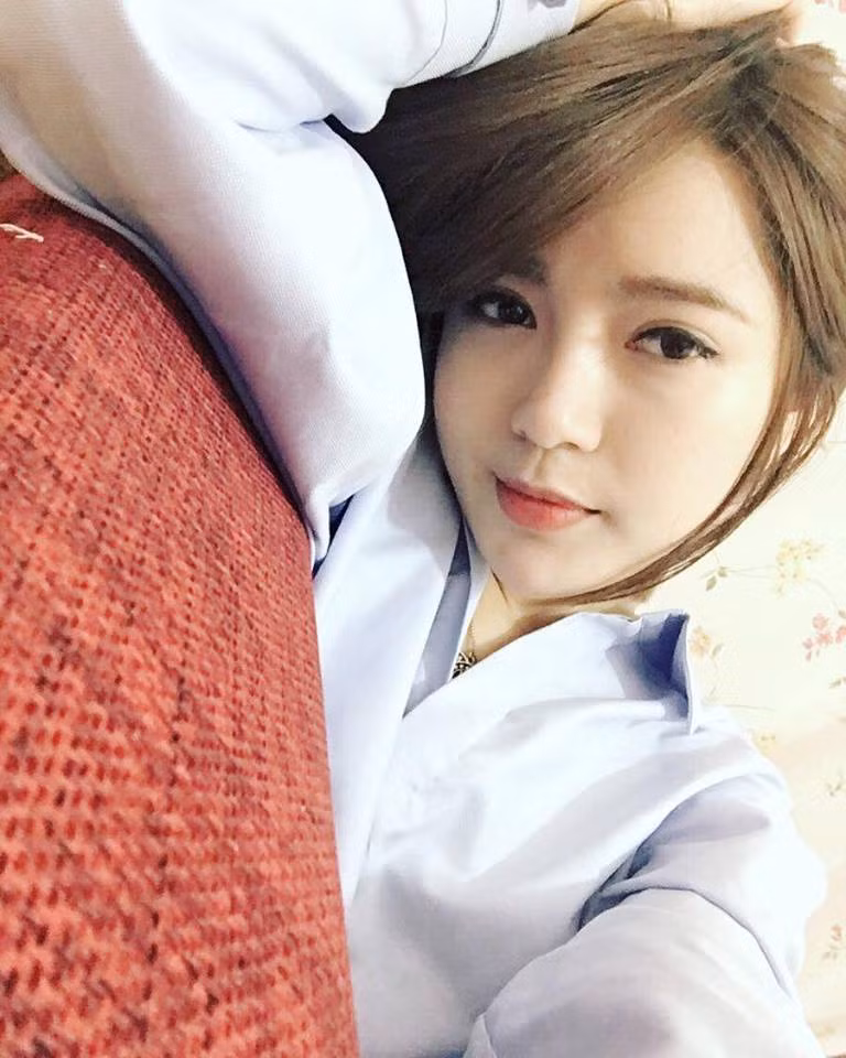 Tháng 4/2015, Tú Linh bất ngờ xuất hiện trong một chương trình bình luận bóng đá và tiết lộ mình là "fan cuồng" của đội bóng Man United.