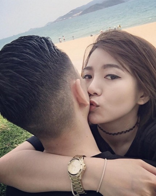 Sự thân mật, ngọt ngào của hot girl CLB Man United và chàng trai giấu mặt thường xuyên xuất hiện trong những bức ảnh trên trang cá nhân của Tú Linh khiến fan hâm mộ của cô cũng như cư dân mạng không khỏi tò mò.