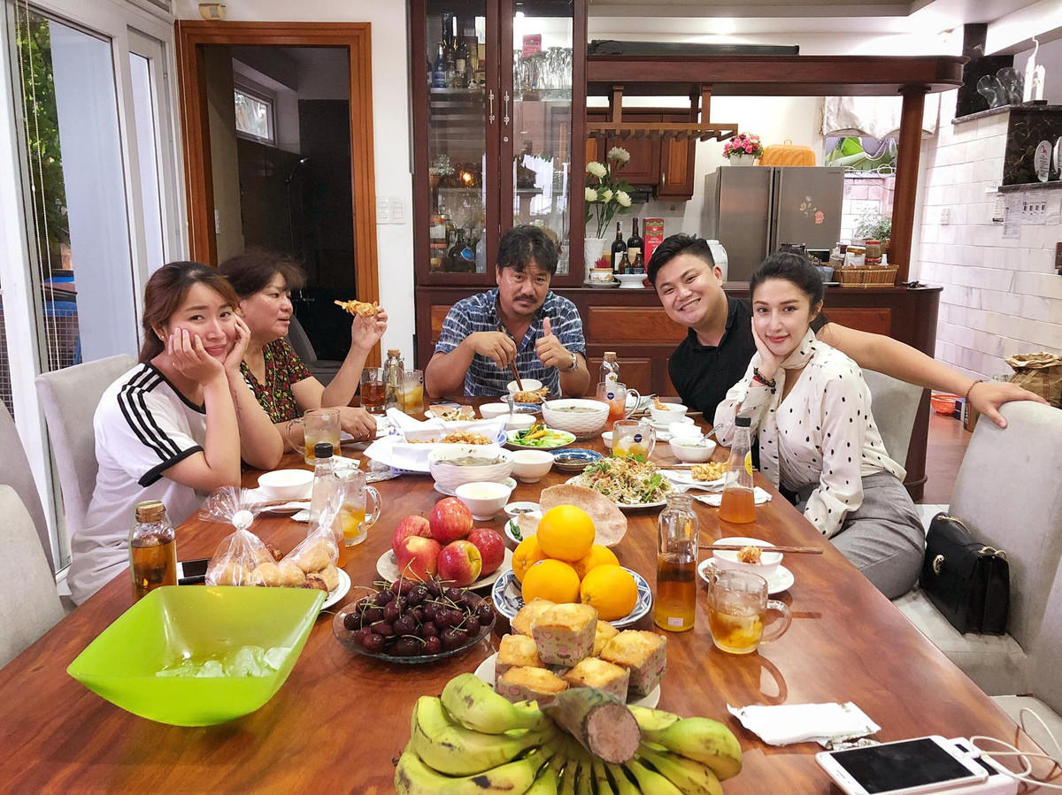 Qua lá thư cùng những bức hình đính kèm, có thể thấy Vân Navy và nửa kia của mình đang rất hạnh phúc sau 1 năm hẹn hò. Cô nàng hot girl 9X đời đầu gọi bạn trai của mình là "ông xã" đây là lần đầu tiên, cũng là duy nhất cô gọi hai tiếng thân thương này.