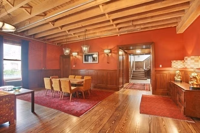 Sở dĩ Taylor Swift phải thuê lại căn nhà này để ở, vì cô đang rất bận rộn trong việc trang trí lại một tổ ấm khác ở vùng ngoại ô Tribeca của Manhattan, được mua lại từ đạo diễn loạt phim Lord of the Rings – Peter Jackson năm 2014 với giá 20 triệu USD (khoảng 445 tỷ VND). Ảnh: Curbed