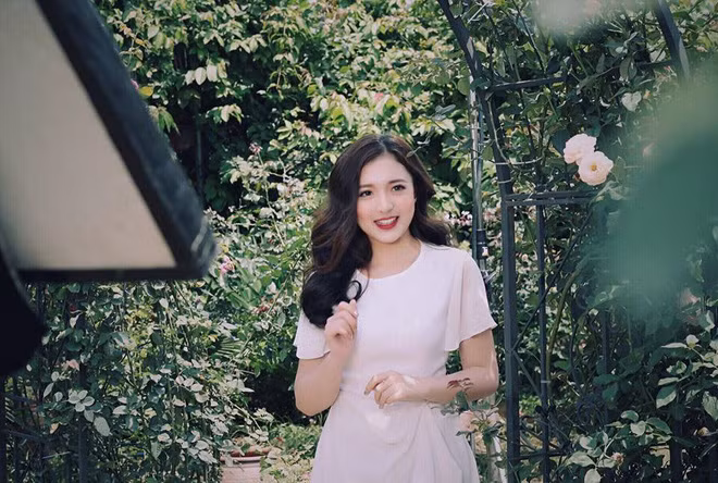 Bước ra từ chương trình tìm kiếm tài năng MC "Speak up", Phương Thảo ngày càng bén duyên với nhiều chương trình nhờ lối dẫn dắt khéo léo, thông minh. Vẻ đẹp nền nã, dịu dàng của Phương Thảo cũng khiến người khác không thể rời mắt.