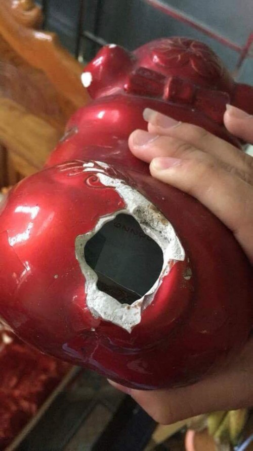 Có nhiều người còn kể lại kỉ niệm, đôi lần moi tiền bất cẩn, làm rách tờ tiền nhét trong bụng heo đất và thấy xót xa, hứa từ giờ sẽ không nuôi heo nữa nhưng mỗi khi đi đường, nhìn thấy những chú heo đất xinh xinh lại muốn mua về để bỏ tiền tiết kiệm.