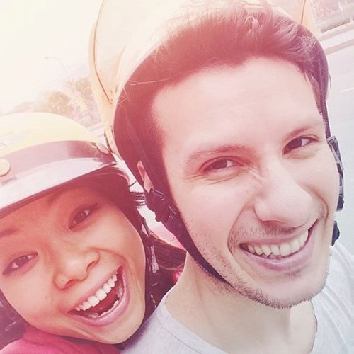 Mới đây Milena Nguyễn đã đăng tải một bài viết ngọt ngào và lãng mạn về câu chuyện tình yêu của của mình. Điều khiến mọi người xuýt xoa chính là việc cô gái trẻ và bạn trai người Brazil đã cùng nhau vượt qua khoảng cách xa vời về mặt địa lý, luôn tìm mọi cách để gặp nhau, ở bên nhau và yêu nhau.