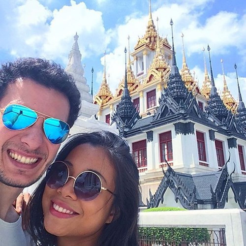 Từ những người bạn của cả hai đến những người xa lạ đều cảm thấy hạnh phúc lây bởi tình yêu của cặp đôi này. Họ không giấu được sự thán phục bởi không phải ai cũng vượt qua được khoảng cách địa lý trong tình yêu.