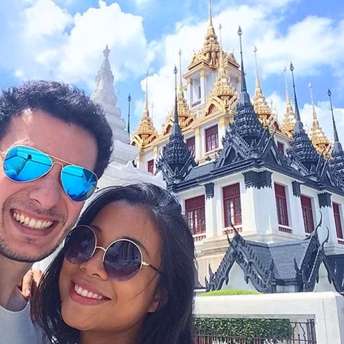 Từ những người bạn của cả hai đến những người xa lạ đều cảm thấy hạnh phúc lây bởi tình yêu của cặp đôi này. Họ không giấu được sự thán phục bởi không phải ai cũng vượt qua được khoảng cách địa lý trong tình yêu.