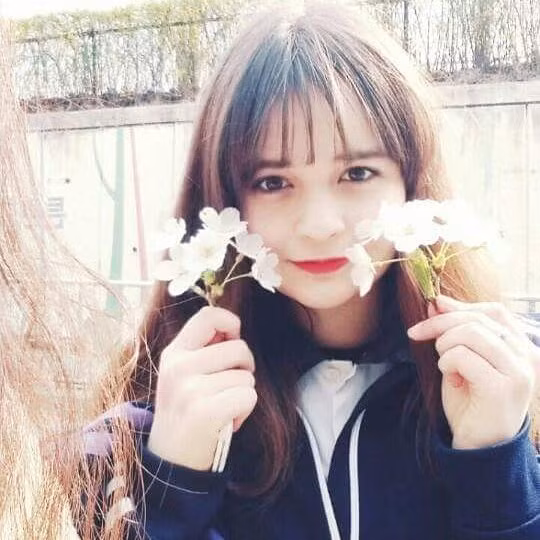 Cũng chính nhờ những biểu cảm dễ thương đến phát mê trên, cô bạn Hàn Quốc lai Nga này nhanh chóng sở hữu lượng fan đông đảo và liên tục được chia sẻ tràn lan trên mạng xã hội.