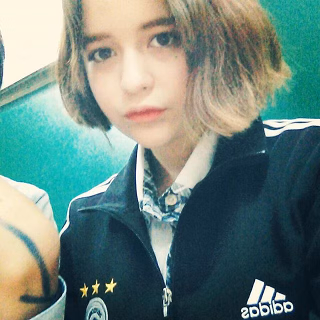 Với gương mặt baby, non nớt, nhiều người phỏng đoán rằng cô bạn thuộc thế hệ 10X. Tuy nhiên, ngoài việc tìm ra thông tin về tài khoản Instagram và có được những hình ảnh đời thường thì tung tích của cô gái này vẫn là một ẩn số.