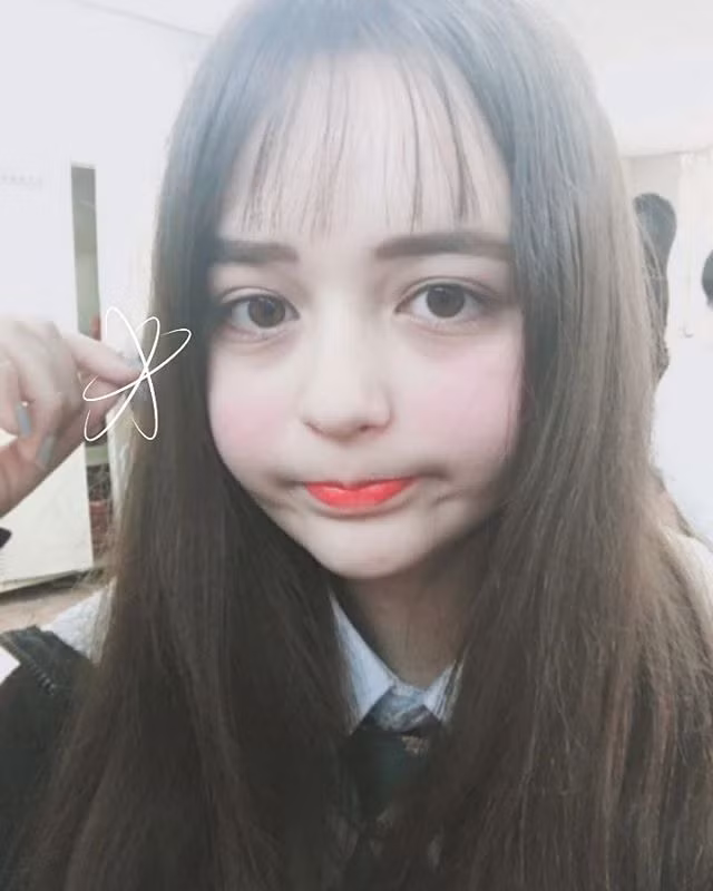 Những biểu cảm nhắng nhít khiến cô nàng xinh đẹp lai Hàn - Nga này càng được chú ý nhiều hơn.