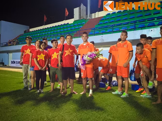 Chiều 9/9 trên sân tập của Trung tâm đào tạo bóng đá trẻ Việt Nam, đại diện hội CĐV VFS đã đến tặng hoa và theo dõi buổi tập cuối cùng của U19 Việt Nam trước khi làm nhiệm vụ tại giải U19 ĐNA sắp diễn ra.