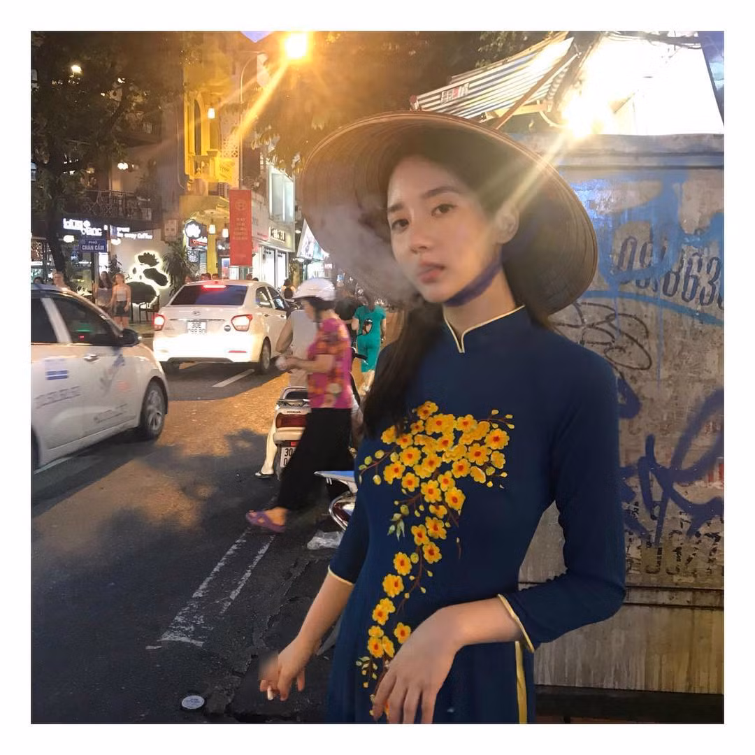 Sau khi bị fan Việt "khủng bố" trên Instagram vì đến Hà Nội du lịch, bạn gái cũ tai tiếng của T.O.P - Han Seo Hee lại một lần nữa bị chỉ trích thậm tệ của dân mạng vì đăng ảnh mặc áo dài hút thuốc.