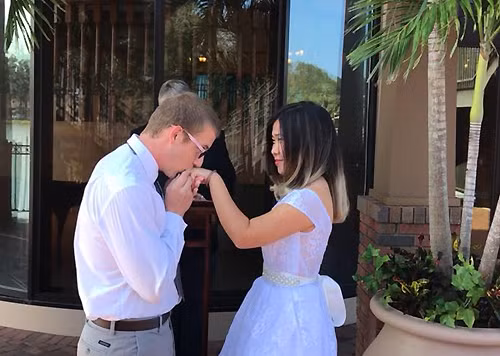 Tự nhận mình không xinh đẹp, chỉ có thể phấn đấu cho học hành, Tố Quyên đã có chuyện tình yêu cổ tích với chàng phi công Mỹ. Ảnh: NVCC.