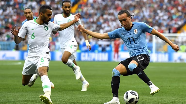 Trận đấu dần trôi về những phút cuối trong sự tấn công tuyệt vọng của các cầu thủ Ả Rập Xê-út. Còn với Uruguay, việc họ làm đó chỉ là giữ bóng thật lâu và đưa ra càng xa khung thành của Muslera càng tốt.