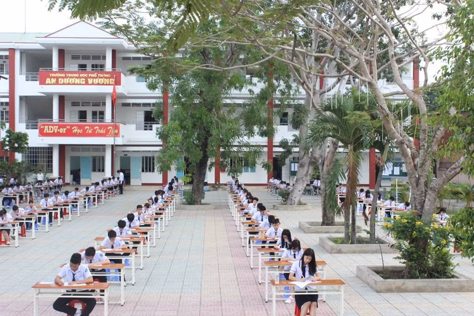 Các học sinh trường An Dương Vương tỏ ra rất nghiêm túc trong kỳ thi mà cư dân mạng gọi là bá đạo nhất mà họ từng chứng kiến.