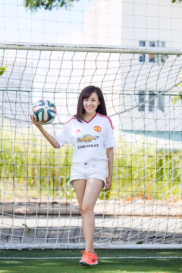 Nụ cười tươi rói của Bà Tưng trên sân bóng trong bộ ảnh mới.
