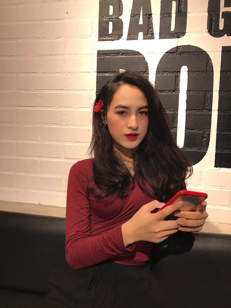 Dù đã cố gắng giải thích và nói rằng mình là người Ê Đê nhưng Duyên chỉ nhận thêm sự bực mình khi nghe thấy nhiều người thì thầm với nhau "không lai sao mà xinh như thế được".