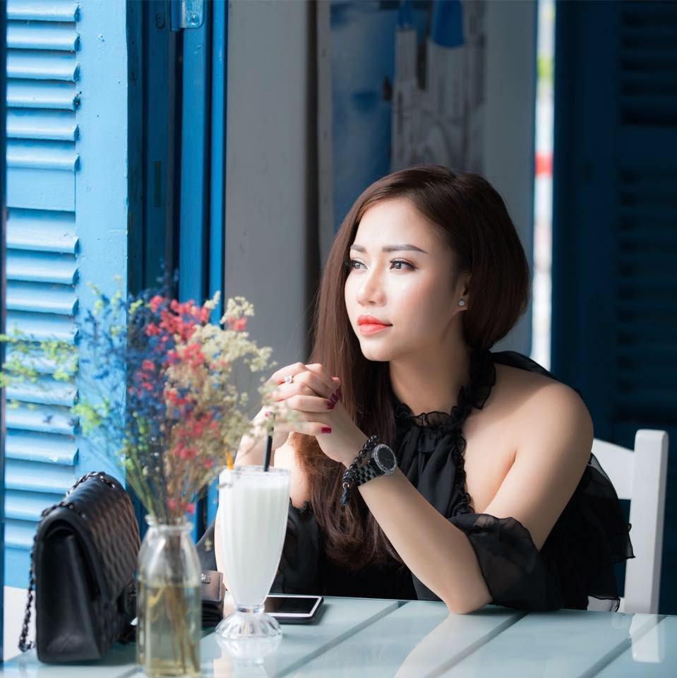 Chị Hồ Ngân chia sẻ: "Phải phấn đấu để đẹp trước hết là vì bản thân mình chứ không phải vì ai cả. Mình cũng hi vọng câu chuyện của mình tạo thêm động lực cho nhiều chị em trong việc dành thời gian chăm sóc bản thân để đẹp lên mỗi ngày. Bên cạnh đó, mình luôn quan niệm phụ nữ đẹp mới được đàn ông yêu chiều, nhưng phụ nữ thông minh biết cách làm mình đẹp hơn khiến đàn ông phải vừa nể lại vừa phục. Vì thế đừng bao giờ ngưng làm đẹp, bởi chỉ có đẹp hơn mỗi ngày mới khiến đàn ông say như say thuốc phiện và còn là "vũ khí" đồng hành cùng phụ nữ hiện đại"