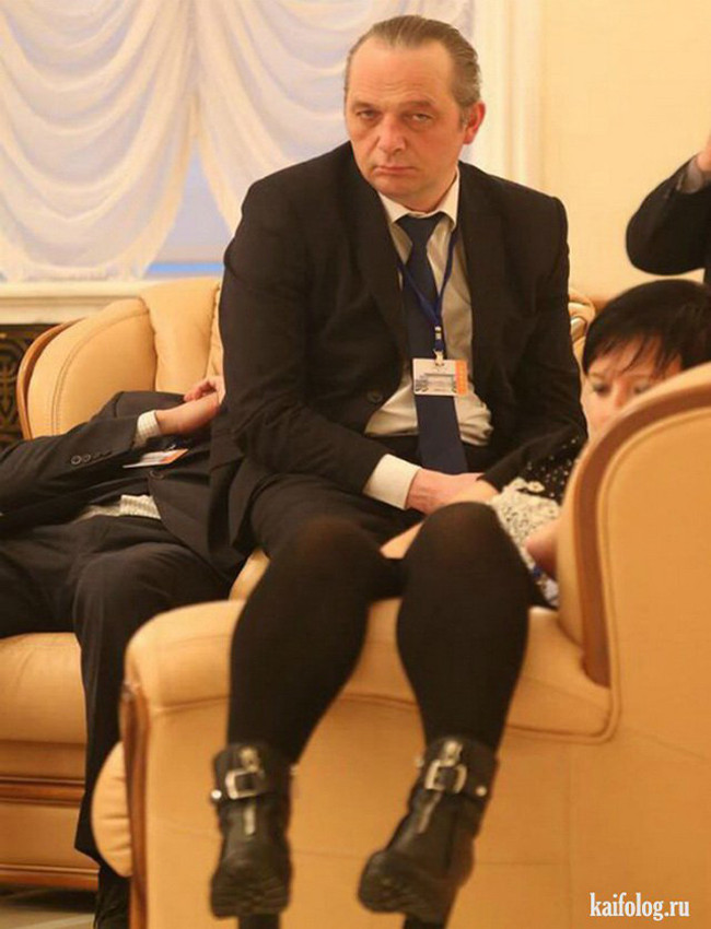 Quái lạ, có gì mà người ta nhìn mình hoài vậy ta?