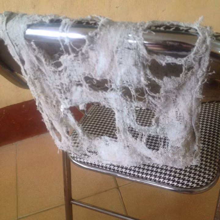 Còn chiếc giẻ lau của lớp bạn Trần Ngọc L. trông chẳng khác gì một chiếc rễ cây.