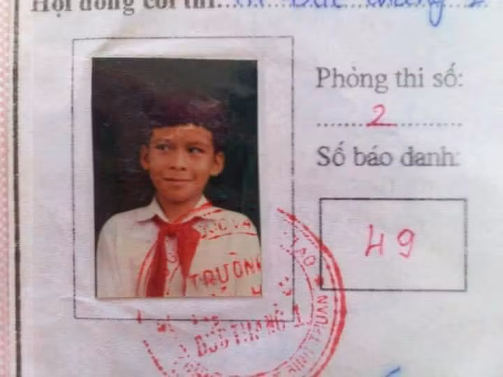 Chỉ cần liếc mắt đưa tình thôi đã đưa nhân vật trong bức ảnh thẻ này được mọi người chú ý tới.