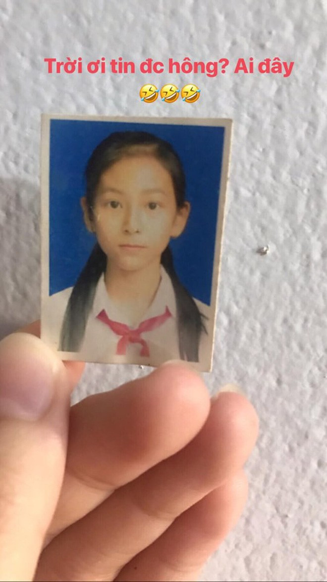 Mới đây, dân tình đã được dịp trầm trồ khi cô giáo 9X này khoe ảnh dậy thì thành công. Có thể thấy ngày nhỏ, cô bé Trân từng rất đen đúa, gầy gò và siêu ngố tàu.