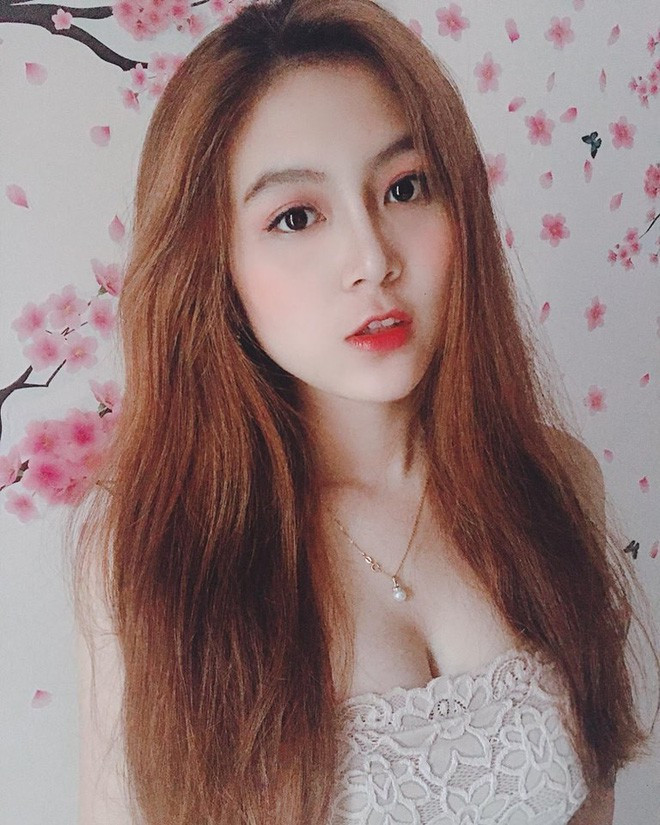 Hiện tại, những hình ảnh của Trân Trần đang tiếp tục nhận được nhiều sự quan tâm, chú ý trên MXH. Nhiều người không khỏi xuýt xoa ghen tỵ, ngưỡng mộ và dành nhiều lời khen có cánh cho cô giáo 9X này.